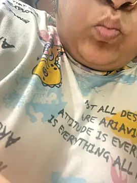 Snapshot of indian-hotmilfs chatting on 09/26/25, 01:26 indian-hotmilfs online show from 09/26/25, 01:26