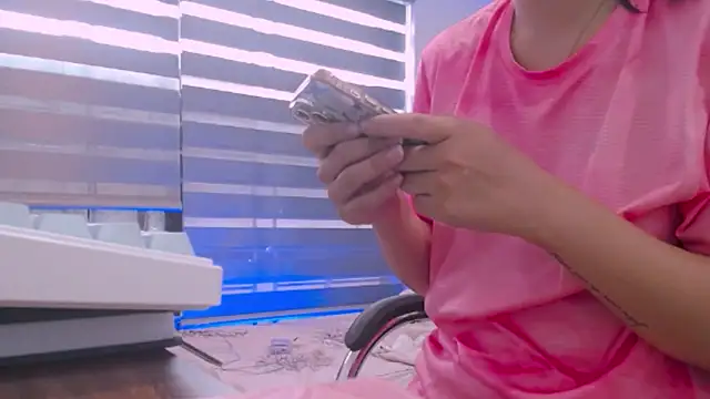 Snapshot of bunny_b4nny chatting on 10/11/25, 06:12 bunny b4nny online show from 10/11/25, 06:12