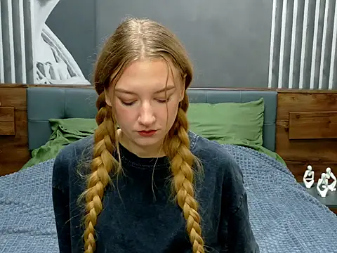 Snapshot of DarcyWilsy chatting on 10/09/25, 09:13 DarcyWilsy online show from 10/09/25, 09:13