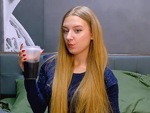 Snapshot of DarcyWilsy chatting on 10/21/25, 07:03 DarcyWilsy online show from 10/21/25, 07:03