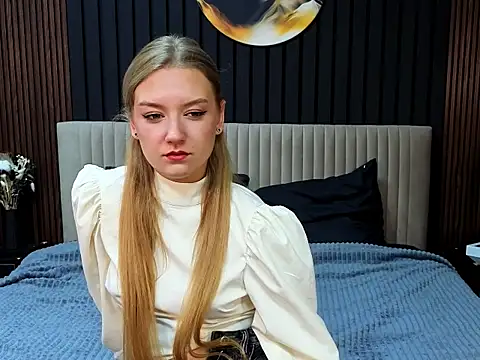 Snapshot of DarcyWilsy chatting on 11/04/25, 08:52 DarcyWilsy online show from 11/04/25, 08:52