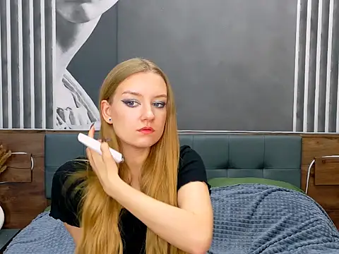 Snapshot of DarcyWilsy chatting on 11/12/25, 04:51 DarcyWilsy online show from 11/12/25, 04:51