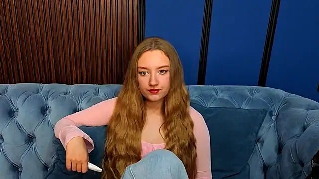 Snapshot of DarcyWilsy chatting on 11/19/25, 07:58 DarcyWilsy online show from 11/19/25, 07:58