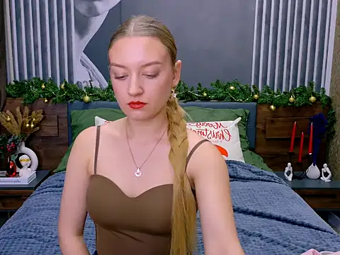 Snapshot of DarcyWilsy chatting on 12/17/25, 04:02 DarcyWilsy online show from 12/17/25, 04:02