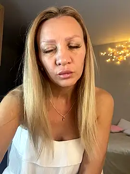 Snapshot of Bellissa_ chatting on 10/10/25, 08:35 Bellissa online show from 10/10/25, 08:35