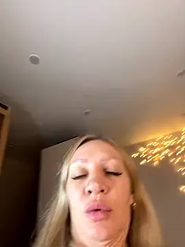 Snapshot of Bellissa_ chatting on 10/11/25, 02:48 Bellissa online show from 10/11/25, 02:48