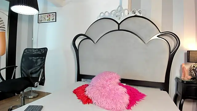 Snapshot of MiaAmore_ chatting on 06/18/26, 06:01 MiaAmore online show from 06/18/26, 06:01
