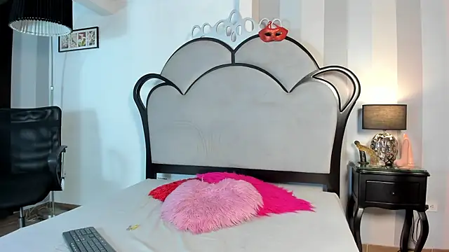 Snapshot of MiaAmore_ chatting on 07/11/26, 01:36 MiaAmore online show from 07/11/26, 01:36
