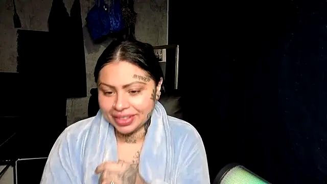 Snapshot of chicanachic13 chatting on 11/23/25, 02:44 chicanachic13 online show from 11/23/25, 02:44