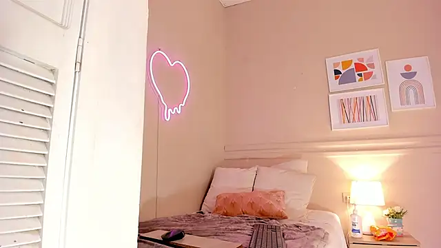 Snapshot of _aleja_x chatting on 09/19/25, 06:41 aleja x online show from 09/19/25, 06:41