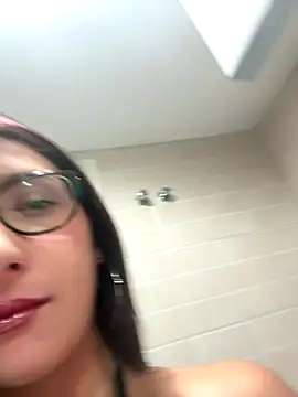 Snapshot of shory233 chatting on 09/27/25, 09:36 shory233 online show from 09/27/25, 09:36