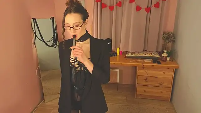 Snapshot of laracroftmansion chatting on 02/19/26, 04:25 laracroftmansion online show from 02/19/26, 04:25