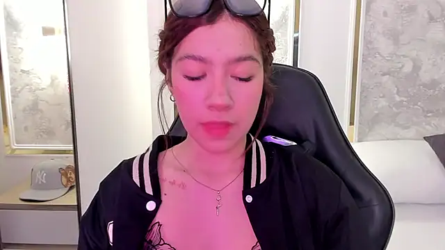 doll eyees  online show from 09/24/25, 02:26