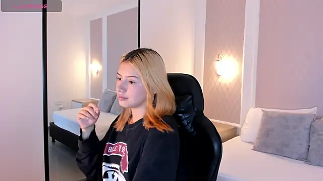 Snapshot of daniand_ chatting on 11/11/25, 02:00 daniand online show from 11/11/25, 02:00