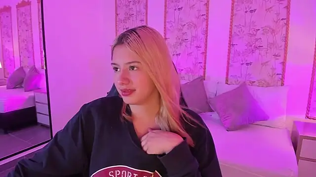 Snapshot of daniand_ chatting on 11/13/25, 02:32 daniand online show from 11/13/25, 02:32