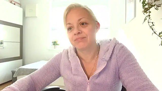 Snapshot of Linsy_Kim chatting on 10/19/25, 08:48 Linsy Kim online show from 10/19/25, 08:48