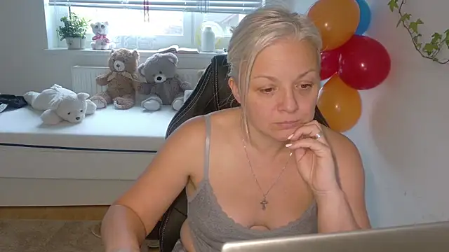 Linsy Kim online show from 12/14/25, 09:03