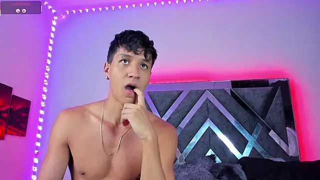 Snapshot of Robertmiller21 chatting on 09/19/25, 04:36 Robertmiller21 online show from 09/19/25, 04:36