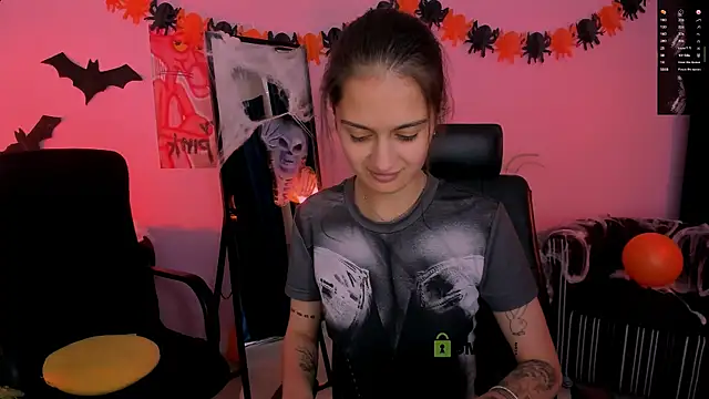 Snapshot of talia_seduce chatting on 10/28/25, 01:03 talia seduce online show from 10/28/25, 01:03