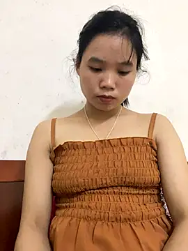 Snapshot of Ngoc-bbi chatting on 10/12/25, 11:31 Ngoc-bbi online show from 10/12/25, 11:31