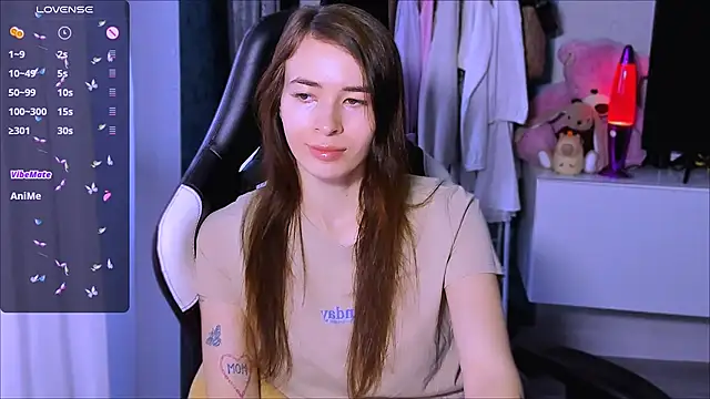 Snapshot of ZoyaMill chatting on 10/17/25, 05:54 ZoyaMill online show from 10/17/25, 05:54