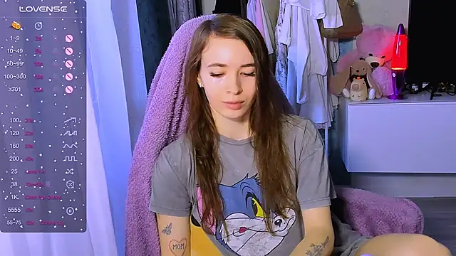 Snapshot of ZoyaMill chatting on 10/28/25, 07:34 ZoyaMill online show from 10/28/25, 07:34