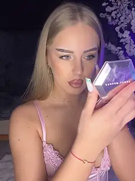 AubrieleRouj1 online show from 03/25/26, 05:19