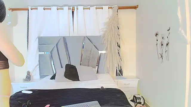 MiniLove 01 online show from 10/22/25, 12:05