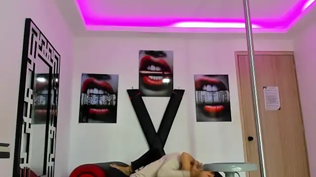 PRETTY FEM online show from 10/21/25, 01:34