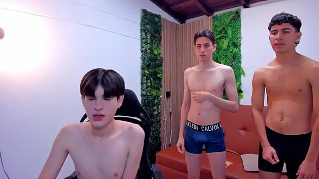 Snapshot of boysinheat_ chatting on 10/20/25, 01:44 boysinheat online show from 10/20/25, 01:44