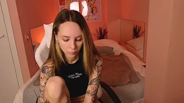 Snapshot of MiaGraham1 chatting on 10/24/25, 04:36 MiaGraham1 online show from 10/24/25, 04:36