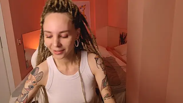 Snapshot of MiaGraham1 chatting on 11/06/25, 08:21 MiaGraham1 online show from 11/06/25, 08:21