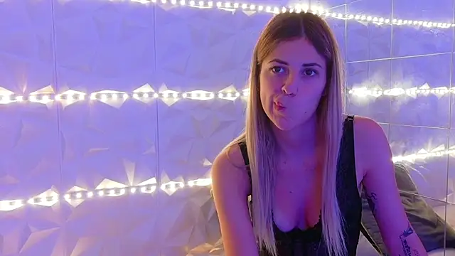 Aishha  online show from 09/23/25, 04:59