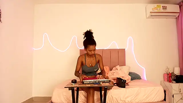 Snapshot of Valerin_salazar chatting on 10/21/25, 01:23 Valerin salazar online show from 10/21/25, 01:23