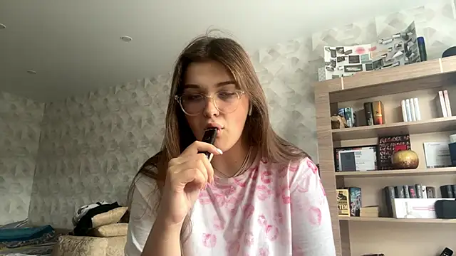 Snapshot of CarylWeatherholtz chatting on 09/18/25, 12:40 CarylWeatherholtz online show from 09/18/25, 12:40