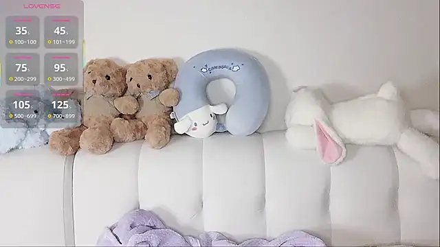 Snapshot of LuLu-Moon chatting on 10/24/25, 10:28 LuLu-Moon online show from 10/24/25, 10:28