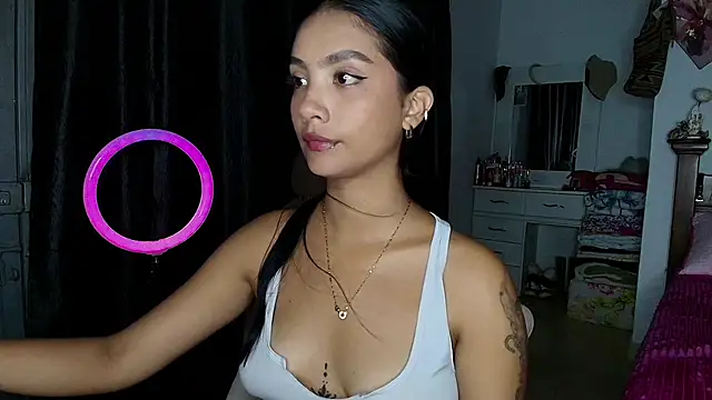 mia yireth online show from 09/12/25, 12:22