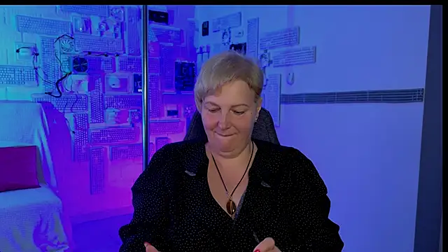 Snapshot of MaryMogan chatting on 10/03/25, 08:55 MaryMogan online show from 10/03/25, 08:55