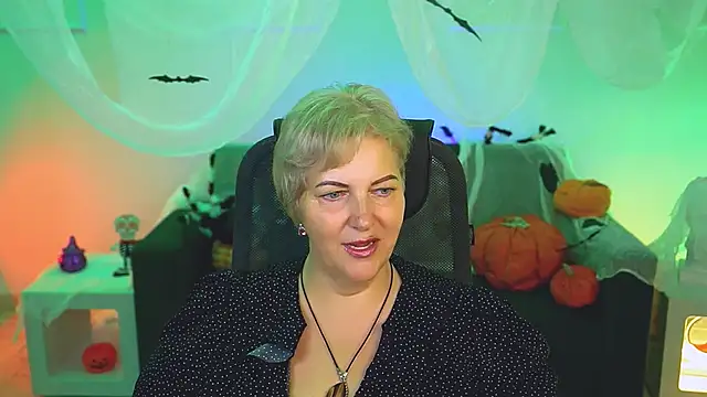 Snapshot of MaryMogan chatting on 10/20/25, 04:24 MaryMogan online show from 10/20/25, 04:24