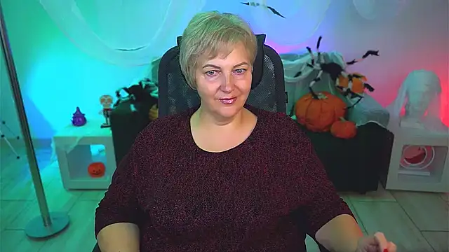 Snapshot of MaryMogan chatting on 10/24/25, 04:09 MaryMogan online show from 10/24/25, 04:09