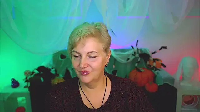 Snapshot of MaryMogan chatting on 10/26/25, 12:22 MaryMogan online show from 10/26/25, 12:22