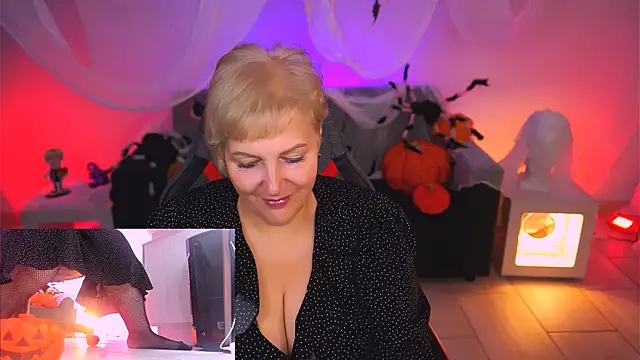 Snapshot of MaryMogan chatting on 10/31/25, 04:02 MaryMogan online show from 10/31/25, 04:02