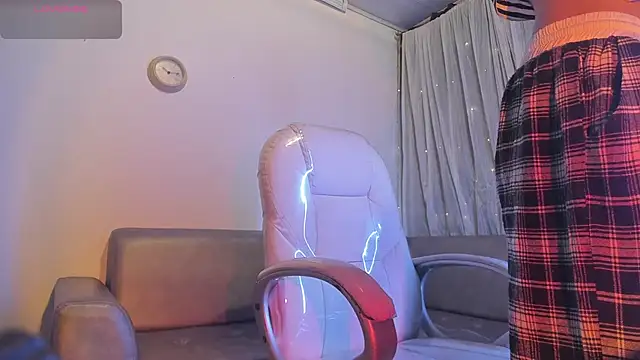 Snapshot of Angeel_of_lust chatting on 10/26/25, 04:51 Angeel of lust online show from 10/26/25, 04:51