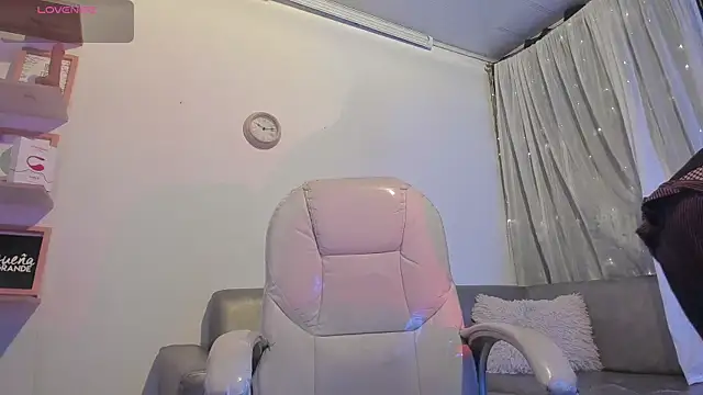 Snapshot of Angeel_of_lust chatting on 10/27/25, 04:49 Angeel of lust online show from 10/27/25, 04:49