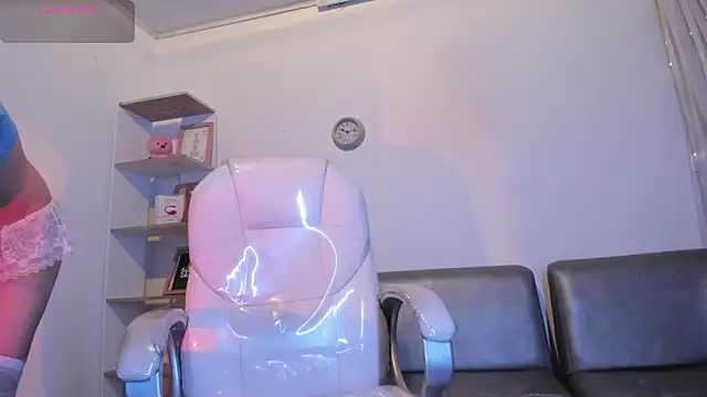 Snapshot of Angeel_of_lust chatting on 10/28/25, 04:27 Angeel of lust online show from 10/28/25, 04:27