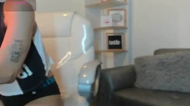 Snapshot of Angeel_of_lust chatting on 11/14/25, 04:33 Angeel of lust online show from 11/14/25, 04:33