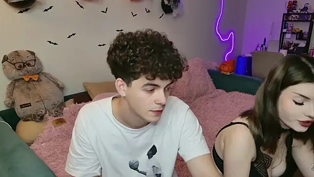 Snapshot of Alice18James chatting on 10/12/25, 06:29 Alice18James online show from 10/12/25, 06:29