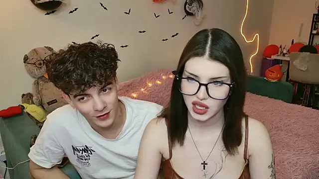 Snapshot of Alice18James chatting on 10/13/25, 06:19 Alice18James online show from 10/13/25, 06:19