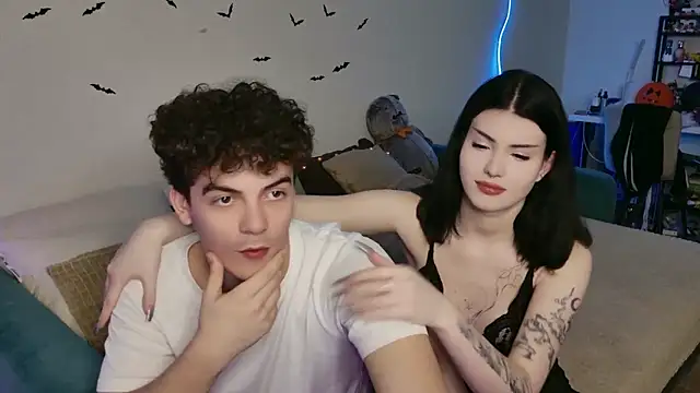 Snapshot of Alice18James chatting on 10/28/25, 12:03 Alice18James online show from 10/28/25, 12:03