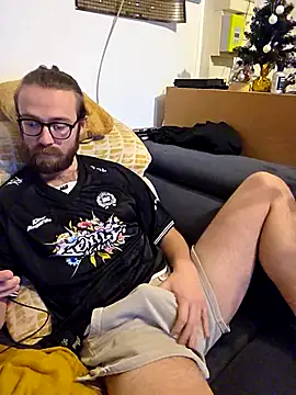 Snapshot of Loopertz chatting on 12/19/25, 10:39 Loopertz online show from 12/19/25, 10:39